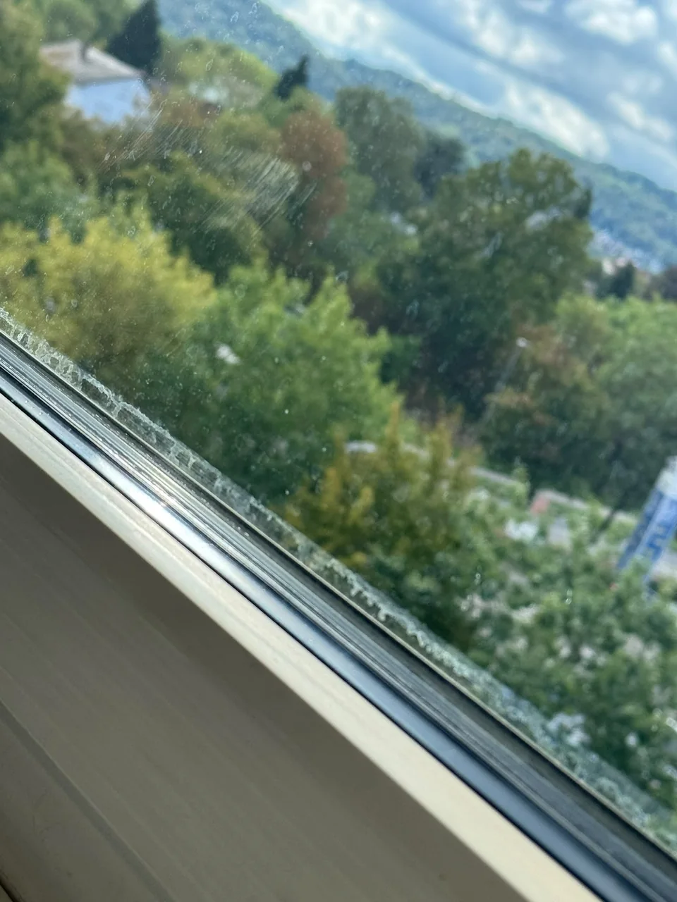 Glas mit weißen Rückständen am unteren Scheibenrand