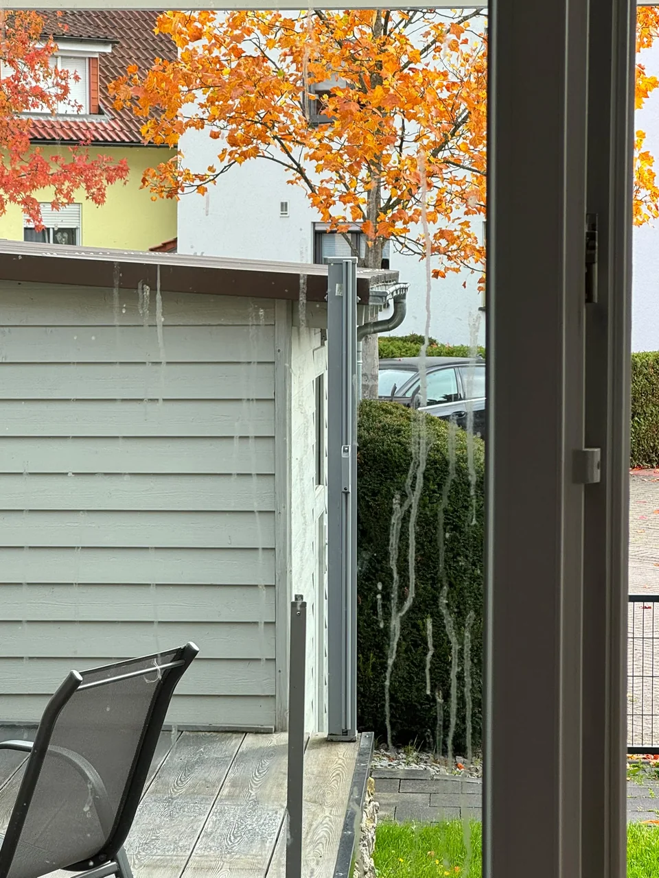 Glastür mit sichtbaren Schlieren vor einer Terrasse