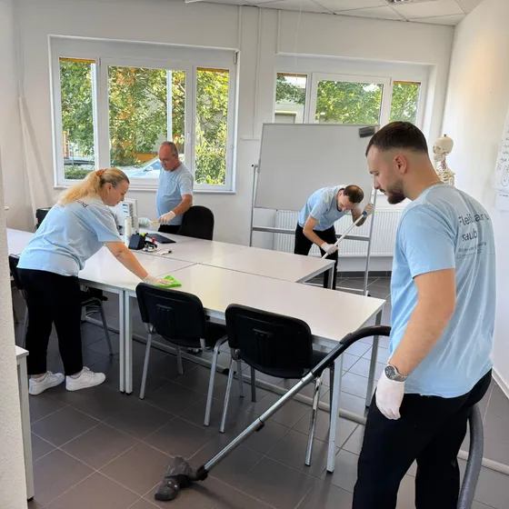 Familie Seferi bei der gemeinsamen Reinigung eines Besprechungsraums